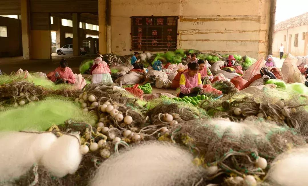 开海在即，威海渔民忙着修船补网，整装待发