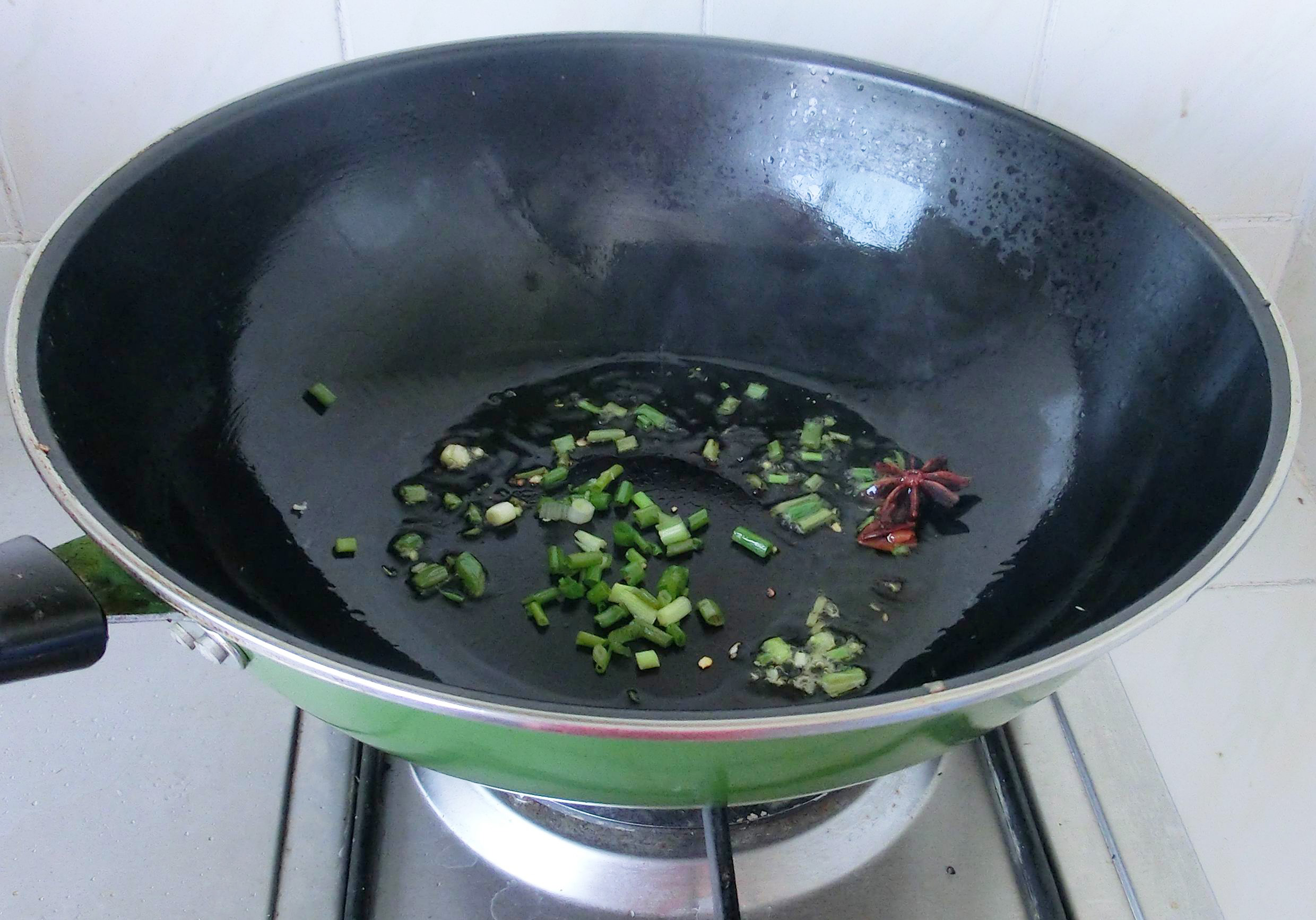 焖面时用干面要怎么做,焖面怎样做出了锅不粘