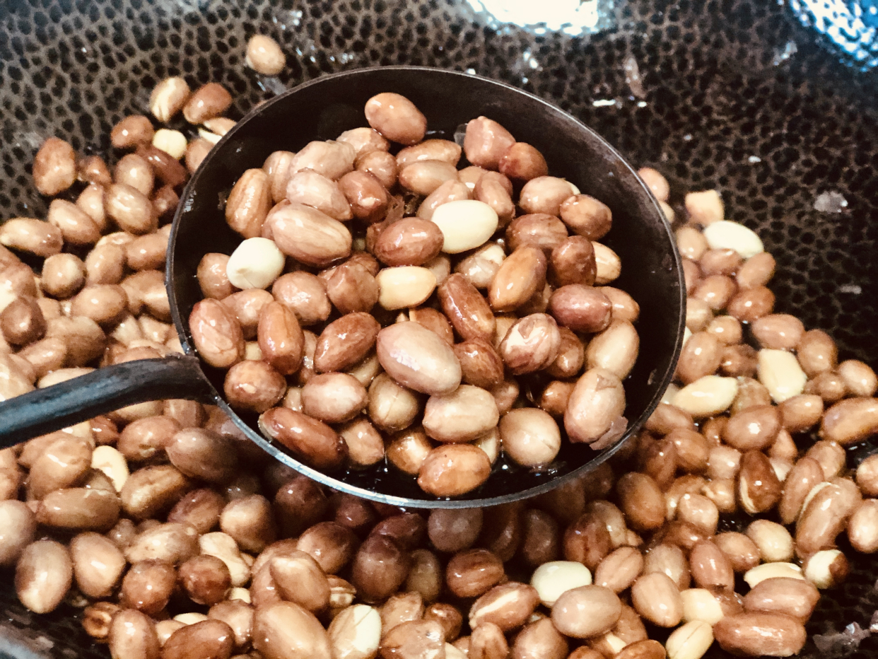 炸花生米，控制不好时间怎么办？多加“一物”，再也不担心炸糊了