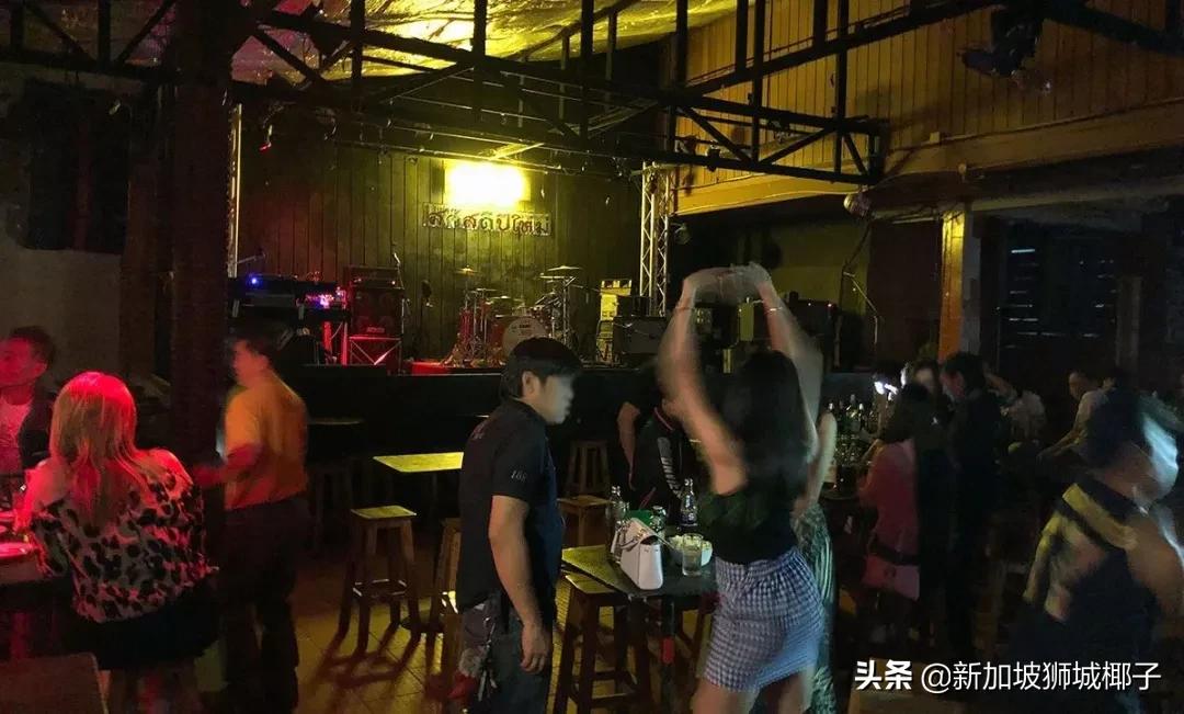 “我以前是办公室白领，来了新加坡却只能做泰*歌国**厅女...”