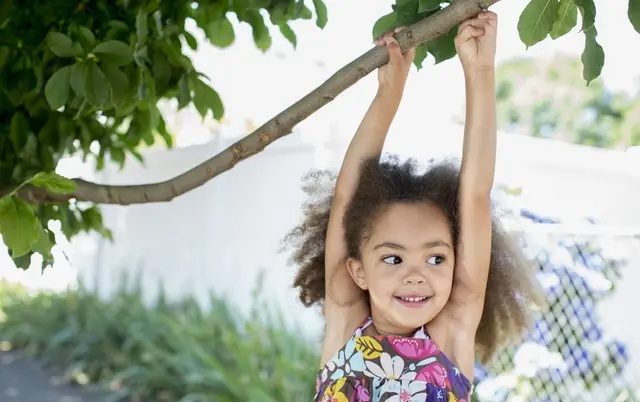4岁孩子说耳朵疼然后夜晚发烧,4岁小男孩耳朵疼是怎么回事