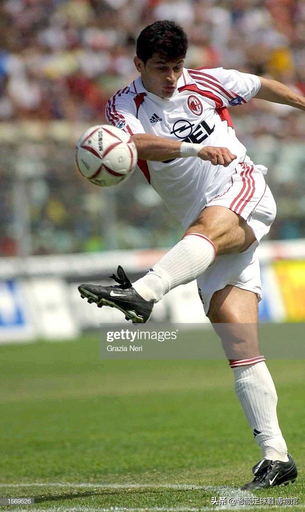 1600万欧的米兰左后卫，被伊布弄的身败名裂，退役半年当选副总理