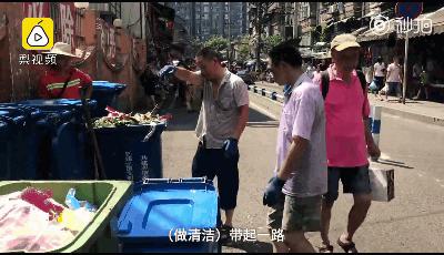 男孩夜晚听到呼救声,睡觉听到床底下有敲床板的声音