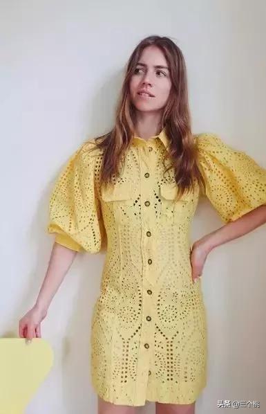 今年流行的裙子不穿高跟鞋,穿今年最流行的裙子