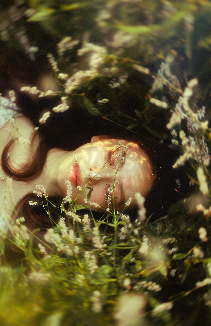 少女身穿薄纱光影柔美,朦胧的情绪在树林间蔓延