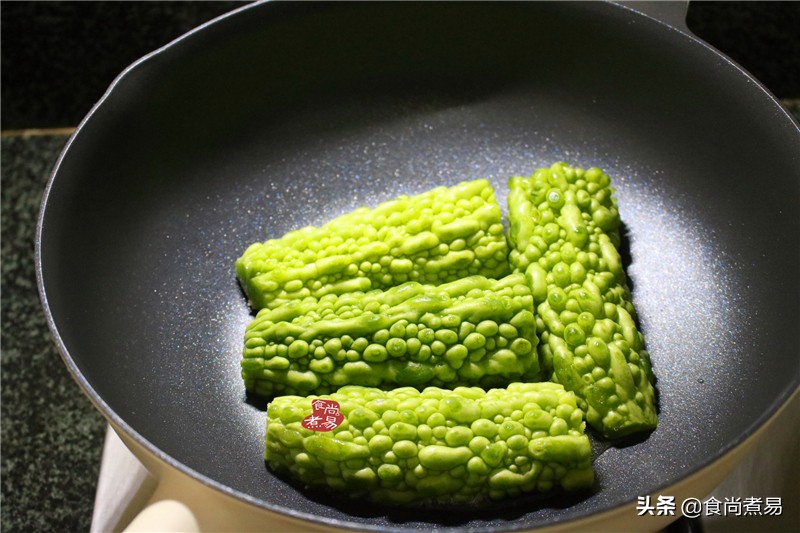 用这方法酿苦瓜，特简单，蒸一蒸浇点汁就起锅，香糯回甘不上火