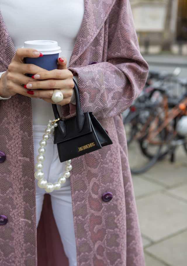 珍珠帽子白色怎么搭配好看,休闲穿搭适合戴的珍珠