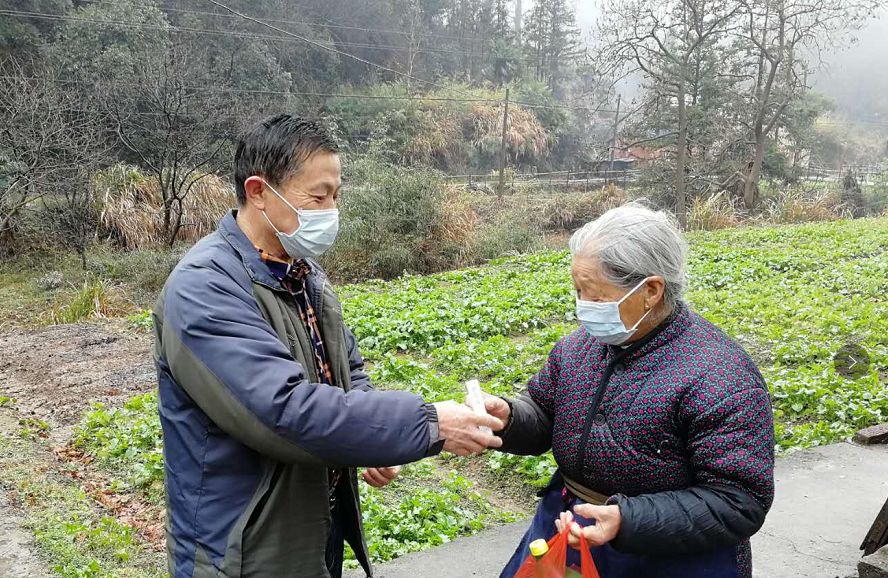 防疫不松懈坚守岗位,防疫不放松