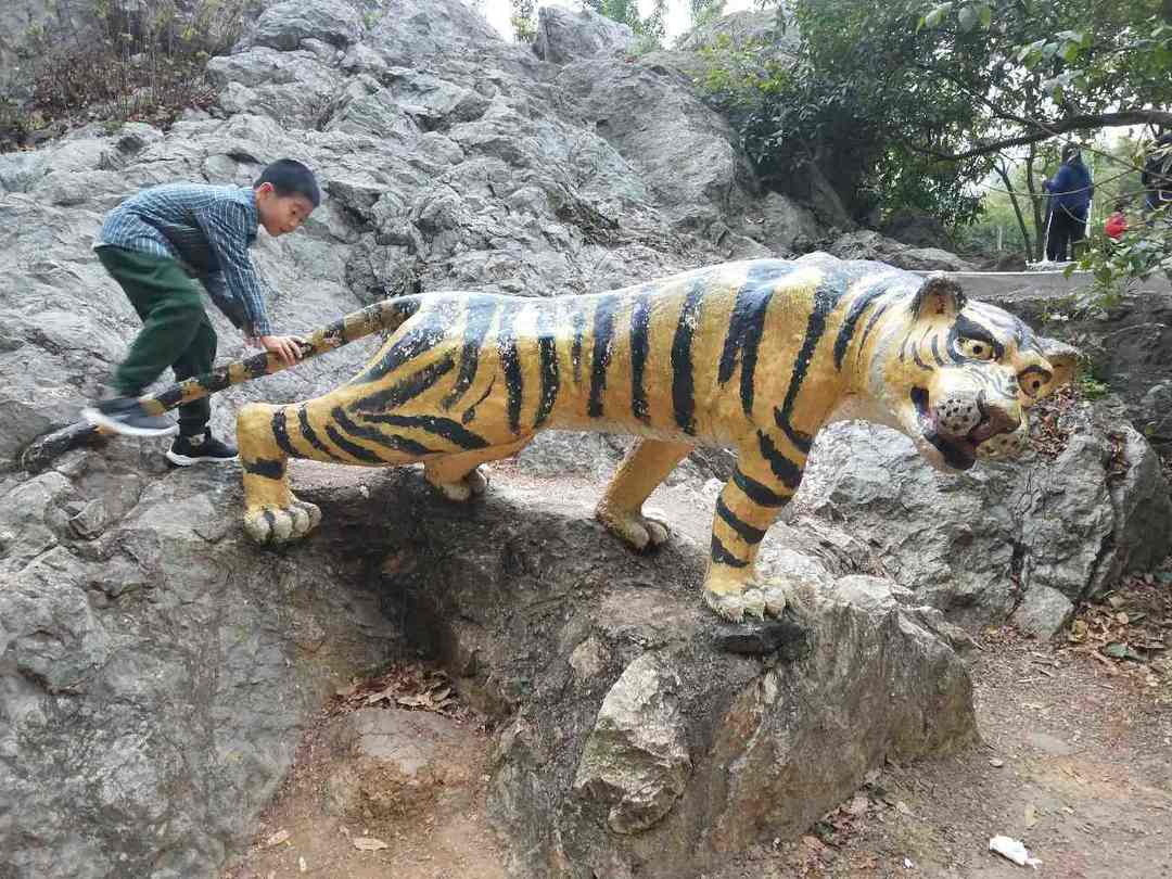 情知不久须相见，一日甚三秋，愁来不自由。‖马坝人遗址公园