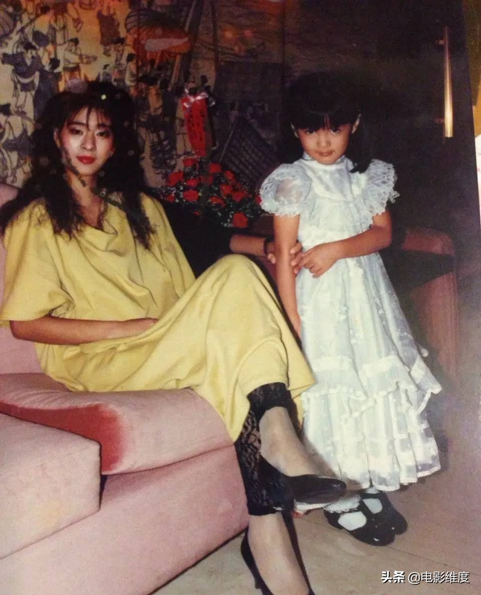 39岁安以轩近照，造型百变可甜可盐，这哪是刚生完孩子的辣妈啊？