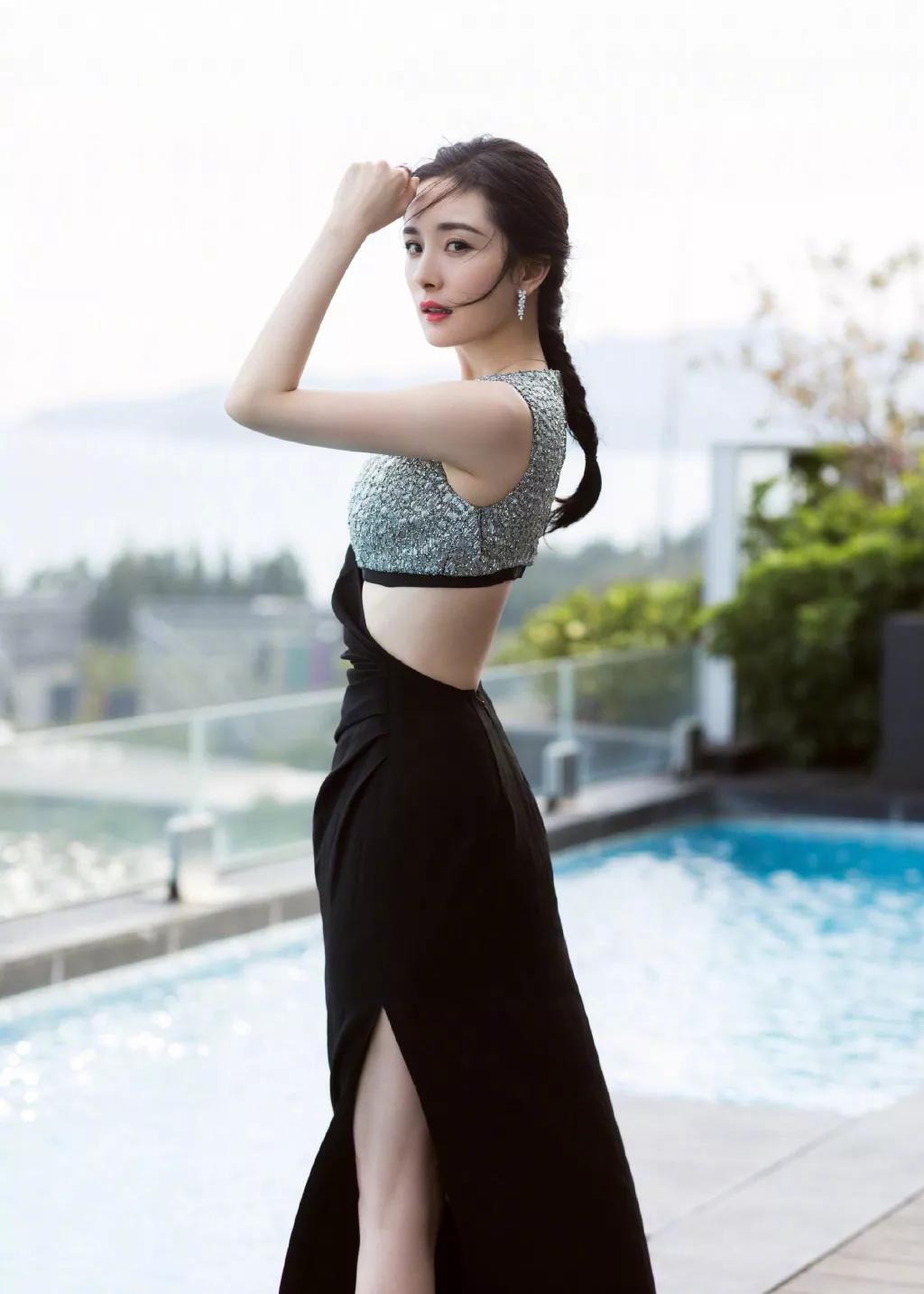 杨幂半扎鱼骨辫,杨幂的新发型双马尾鱼骨辫