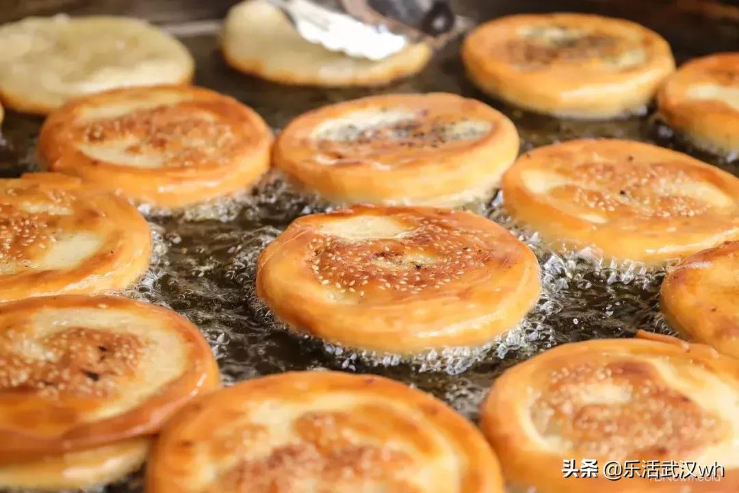 排的队比街道长!这条街什么来头?