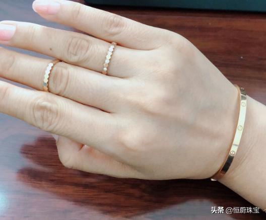 卡地亚love戒指哪款最经典,卡地亚love戒指在实体店多少钱