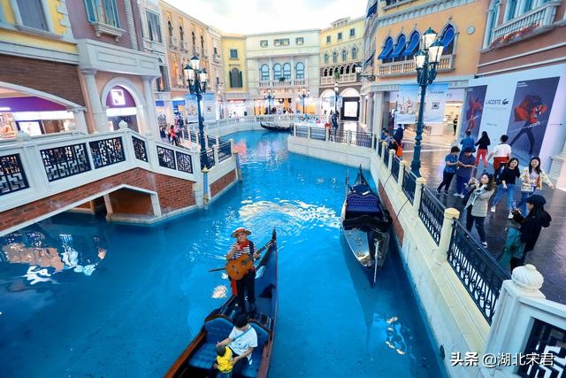 除了蓝天白云的天空还有贡多拉船游览澳门威尼斯人