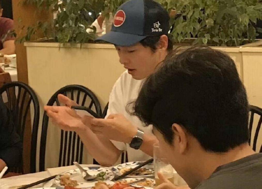 宋仲基去夏威夷度假，宋慧乔狂晒海边贝壳照，是巧合还是隔空PK？