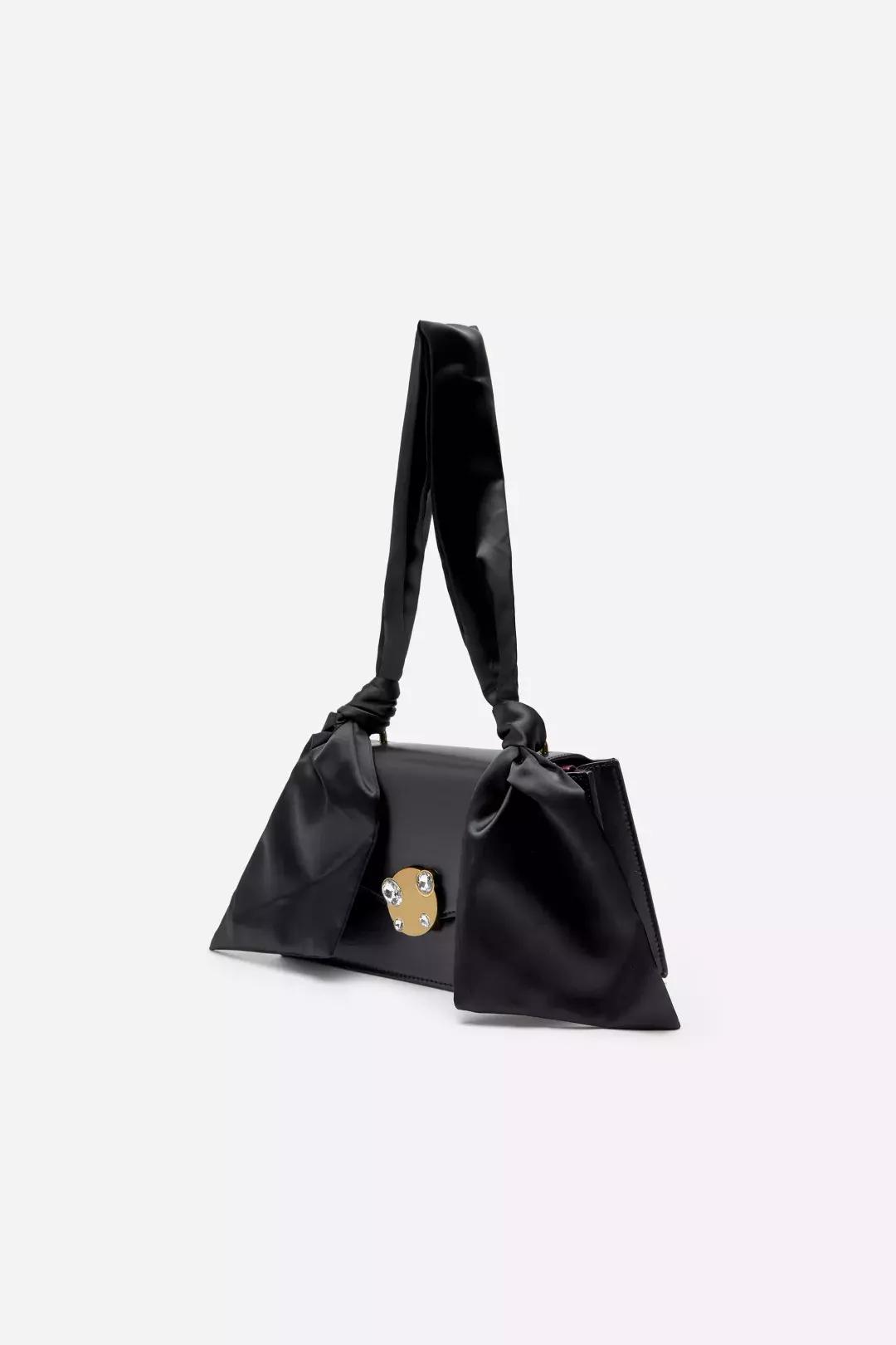 奶奶都嫌丑的旧包被Jennie背过后，半个地球的时尚博主疯狂求同款