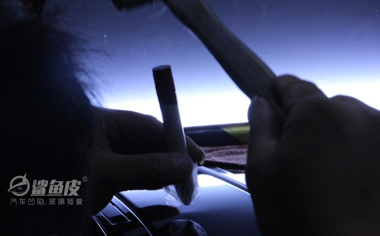 汽车车顶修复凹陷免钣金喷漆,汽车车顶两侧钣金凹陷修复