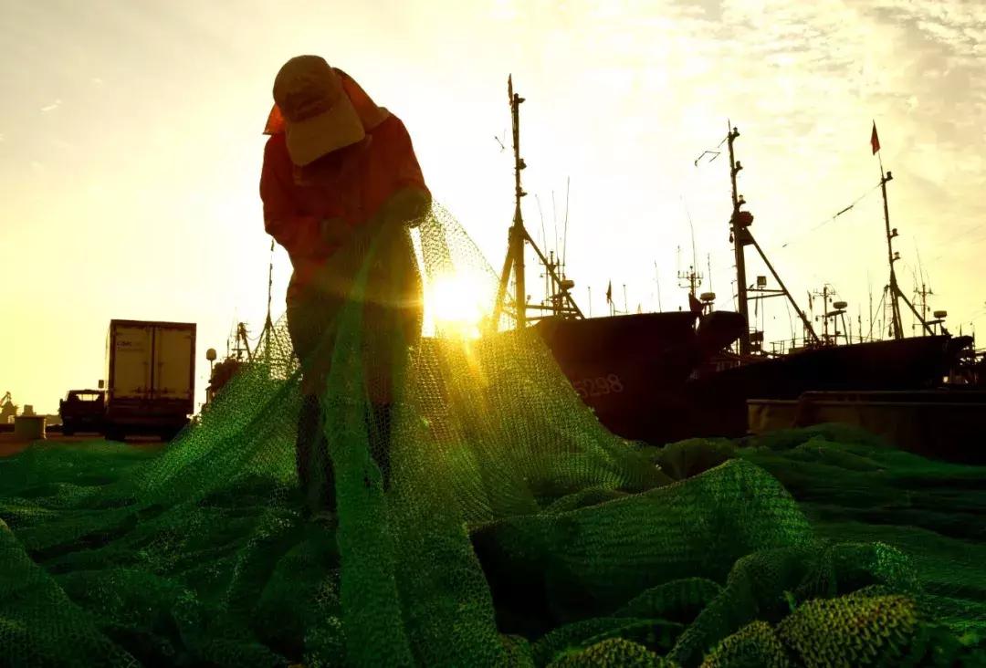 开海在即，威海渔民忙着修船补网，整装待发