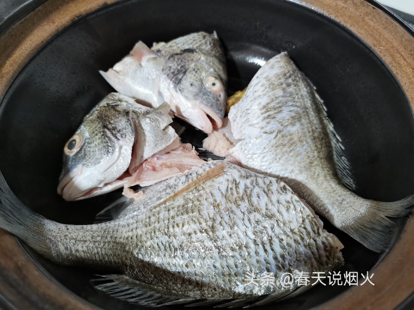 海边人教你炖鱼的小妙招，3步炖出鲜而不腥的鱼汤，喝过的都点赞