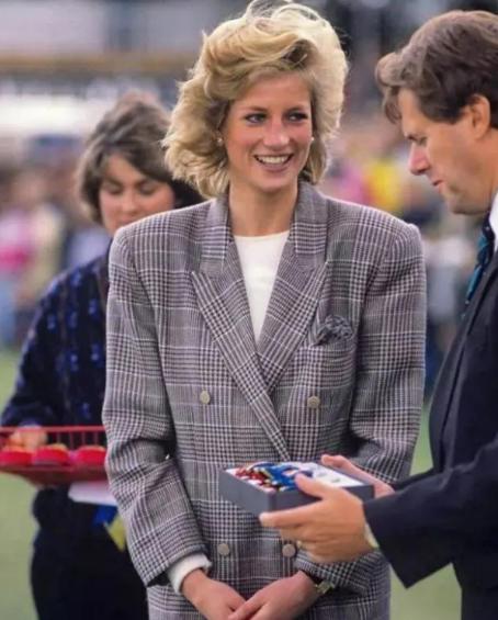 戴安娜王妃少女时期戴的珠宝,戴安娜戴过的首饰