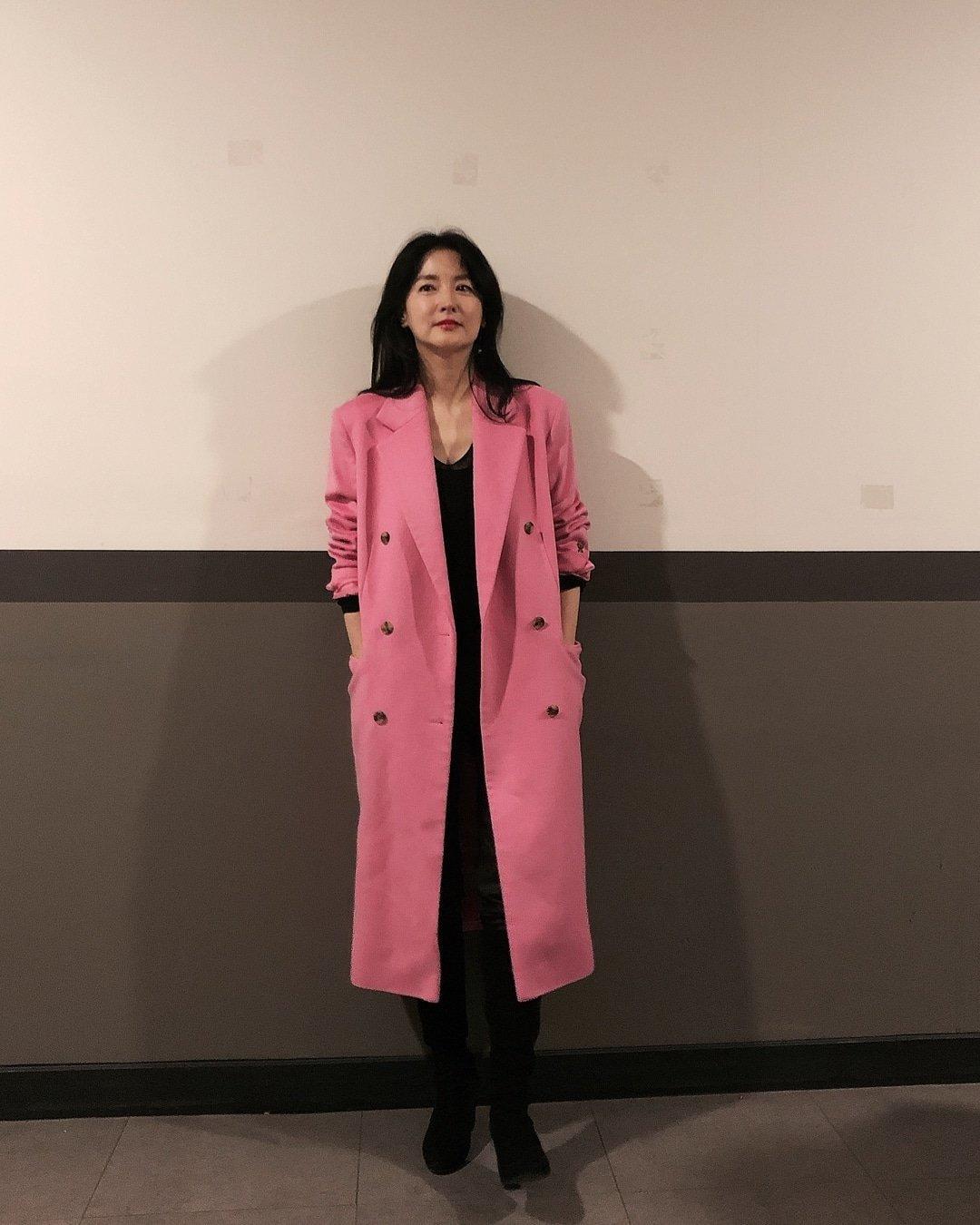 李英爱穿复古长裙优雅,49岁李英爱近期照片穿开衫毛衣