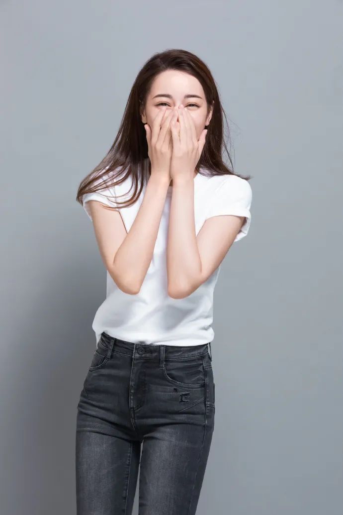 聪明女人都选低领毛衣,衣袖太长怎么穿更好看