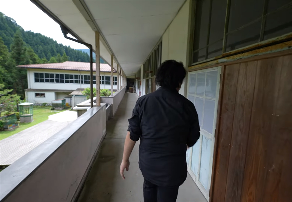 80后小伙回荒废十年的农村大学,80后小伙回荒废10年农村大学