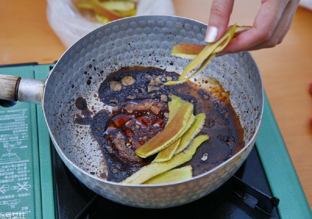 锅底黑垢用鸡蛋壳怎么去除,怎样用鸡蛋壳除锅底油污