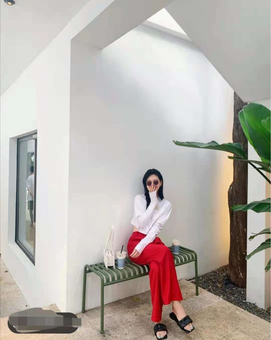 红色连体裤阔腿裤怎么搭配上衣,红色阔腿裤配什么颜色上衣好看