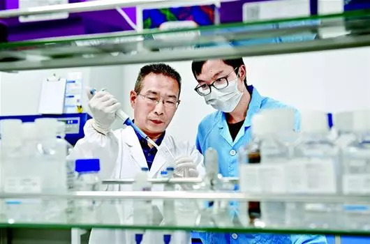 湖北这位教授：放弃英国国籍毅然回国，研制出全球领先的抗癌新药