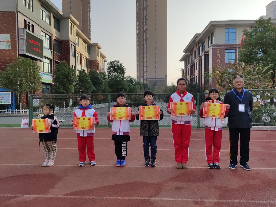 六安市梅山路小学举行足球运动员和运动会颁奖仪式