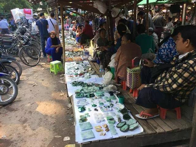 在缅甸本地买翡翠是不是很便宜,在缅甸买翡翠便宜吗