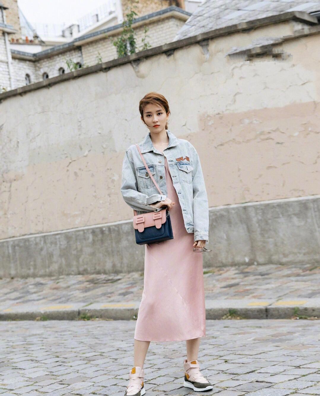 乔欣穿搭上的变美思路,乔欣身穿粉色抹胸缎面公主裙