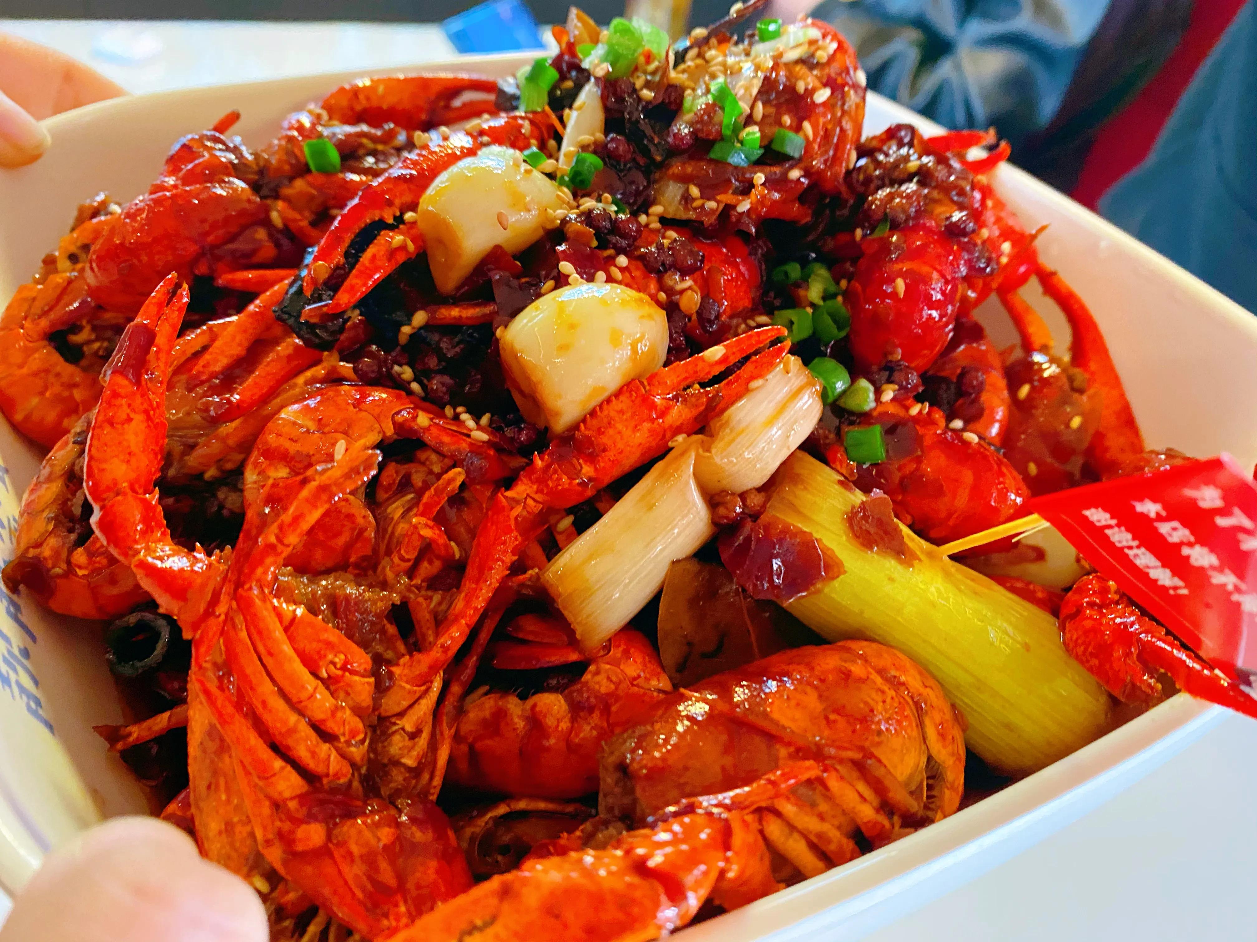 没想到西安这家饭店，把虾做出了各种“花”，排队吃虾人真多