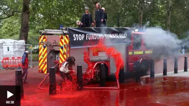 伦敦大混乱！*威示**者“血染”财政部，躺尸唐宁街，这是要上天？