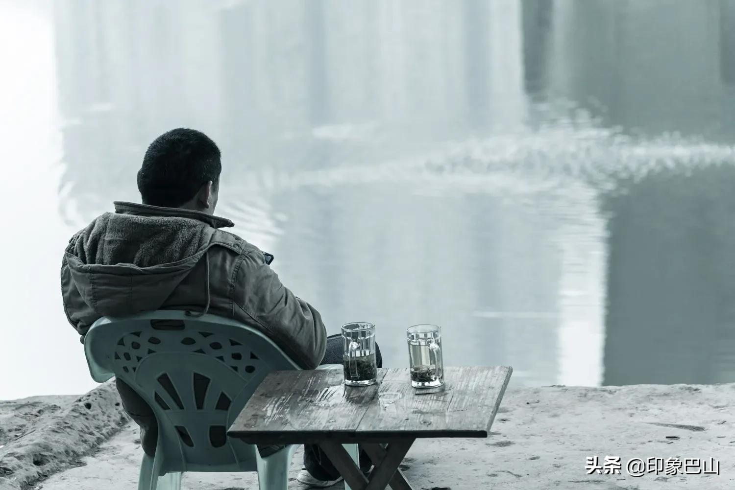 四川达州：烟雨笼渠江抛竿垂钓闲对饮或群嬉不觉冬日寒