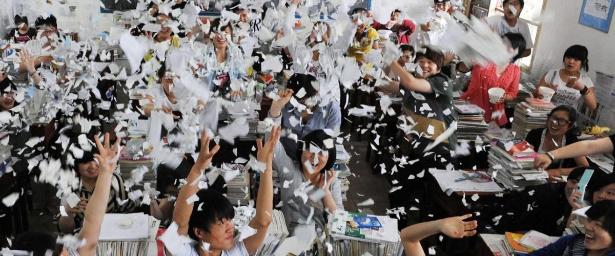 高考撕书和喊楼,高考喊楼扔书超震撼现场