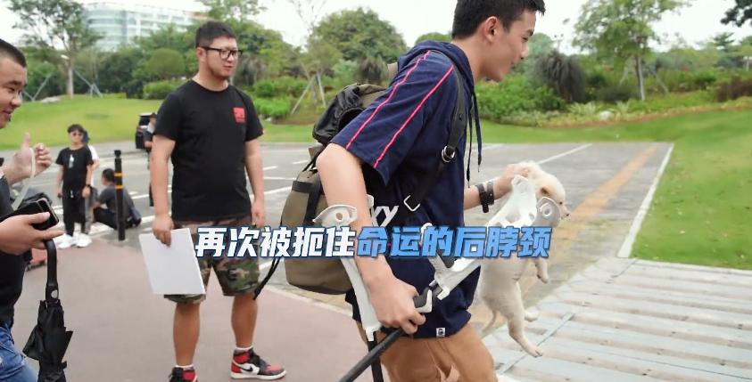 鹿晗踢足球被小朋友撕名牌,鹿晗和吴磊打戏扔手榴弹