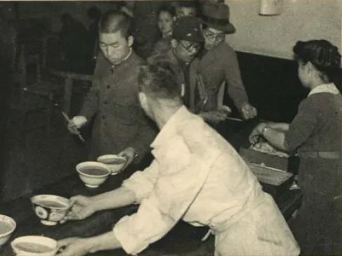 战火中的日本人有多惨？小学生都要当苦力