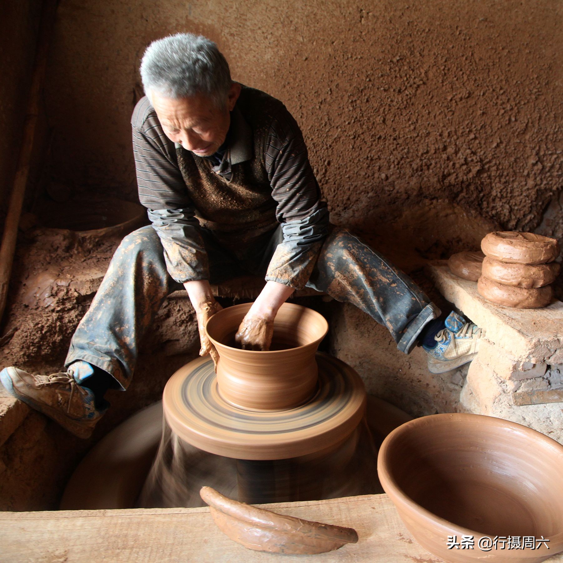 小伙深山隐居烧制陶罐,河南大山陶罐