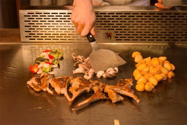 吃过他家的牛排，才知道啥叫牛排自助餐。难怪这么多人排队也去吃