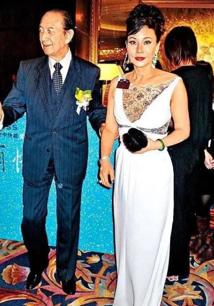 赌王三太参加活动穿得太朴素,赌王三太珍珠项链