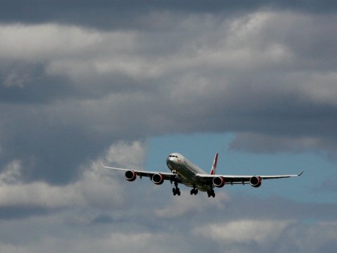 外国男子醉酒晕车呕吐,美国一男子在乘客上车前吐了口痰