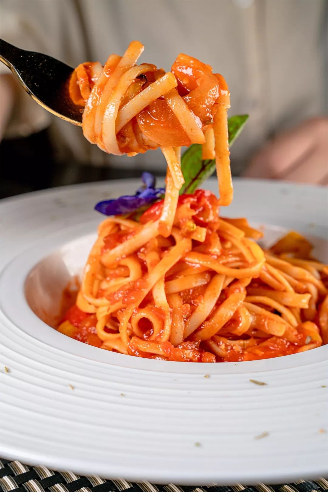 召唤佛山大胃王！足足八层高XXXXXL号大力水手汉堡，全部吃完免单