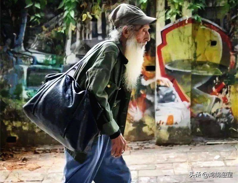 老人拍照被嫌弃,老人拍全家福被嫌弃