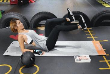 女教练魔鬼训练学员腹部,eva健身练臀教练