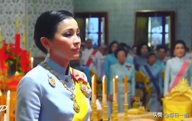 花心泰王也温柔？结婚周年陪王后穿情侣装，满脸宠溺给娇妻打下手