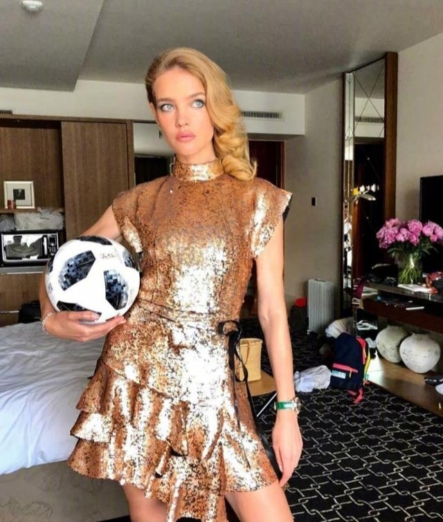 Lv太子妃人生开了挂,穿开叉裙大秀模特长腿,衣品太赞