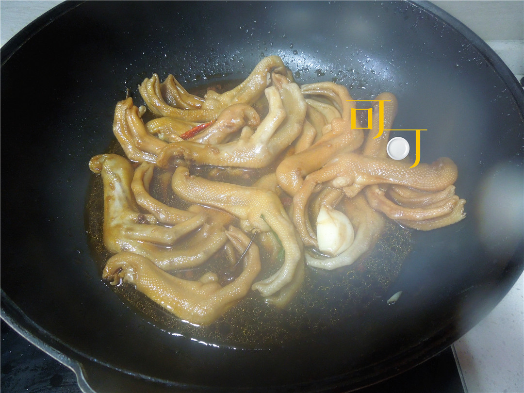 卤鸭掌当下酒菜很下饭,香辣无骨鸭掌一串