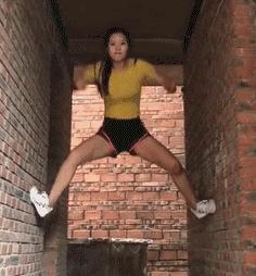 爆笑gif为了我的八块腹肌拼了,成年人幽默搞笑gif图片带字